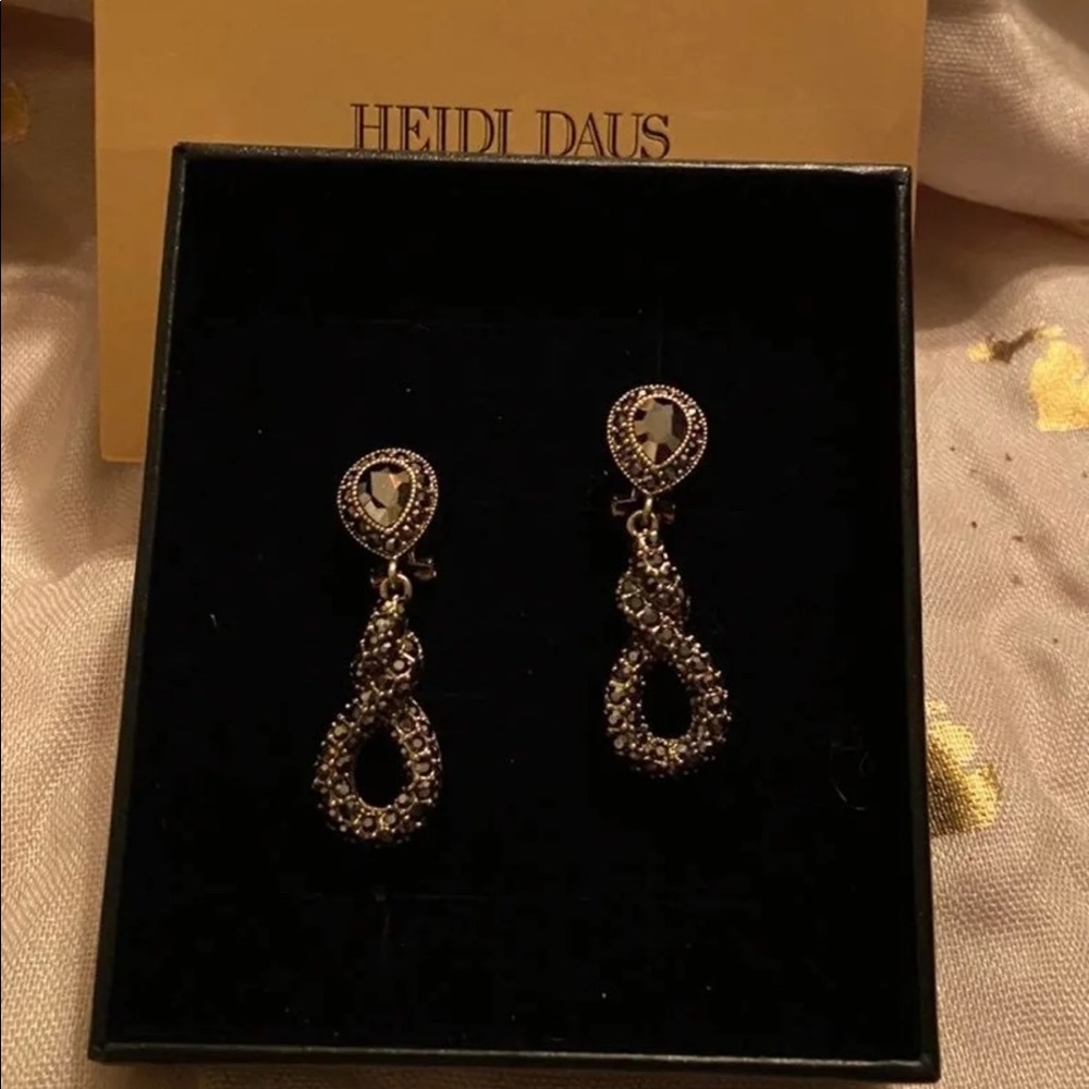 ✨🐆✨Heidi Daus “Sleek And Sophisticated” Earrings